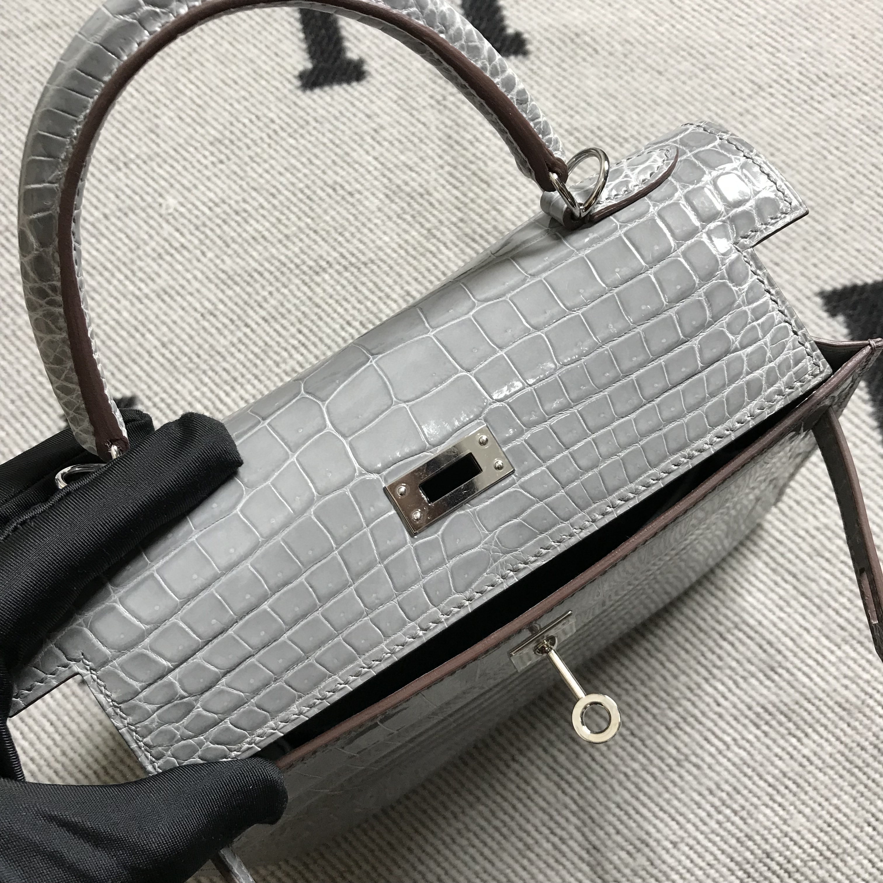 hermès(爱马仕)kelly 凯莉包 浅灰色 银扣 25cm-拉尔森鳄鱼皮具定制