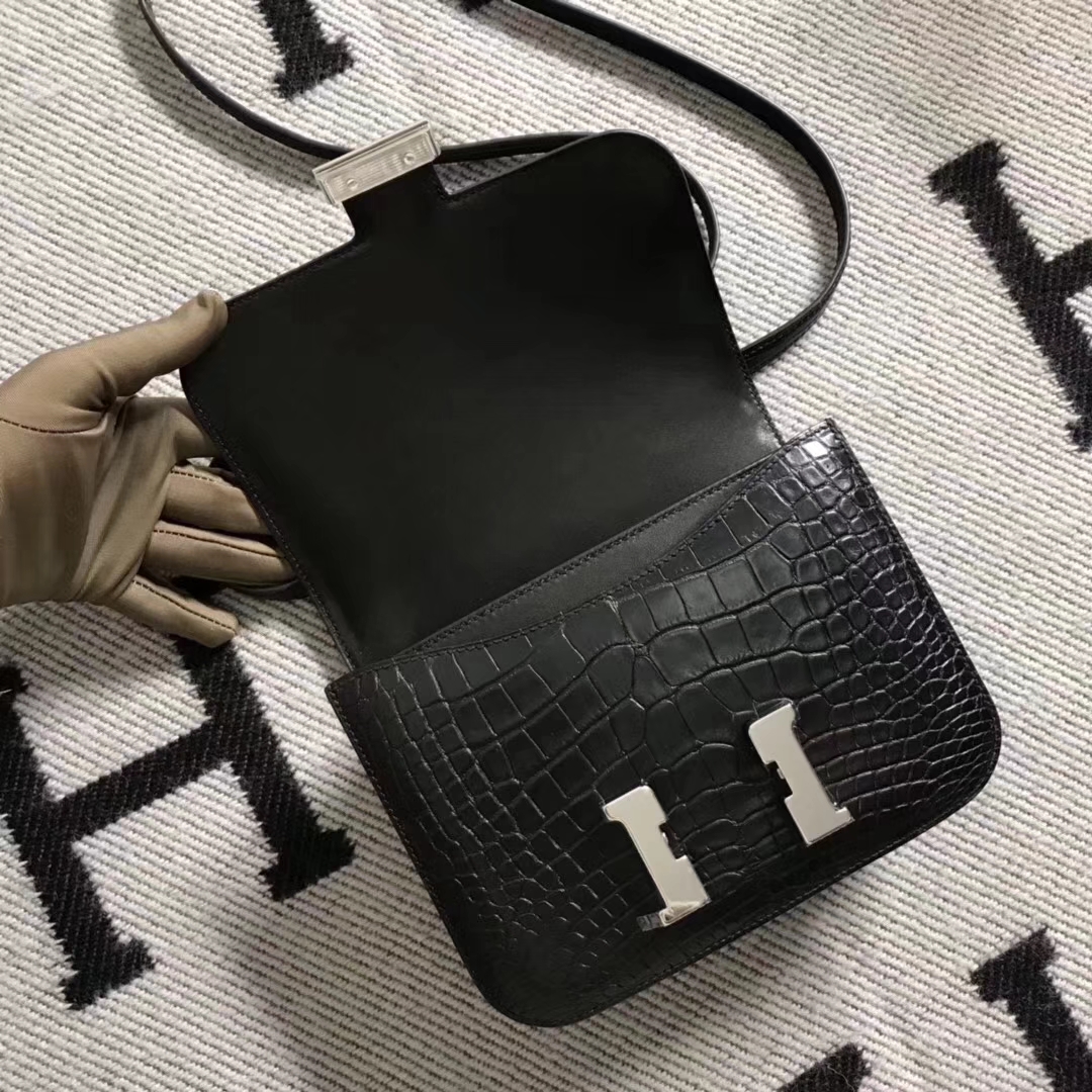 hermès(爱马仕)雾面鳄鱼constance 19cm 经典黑银