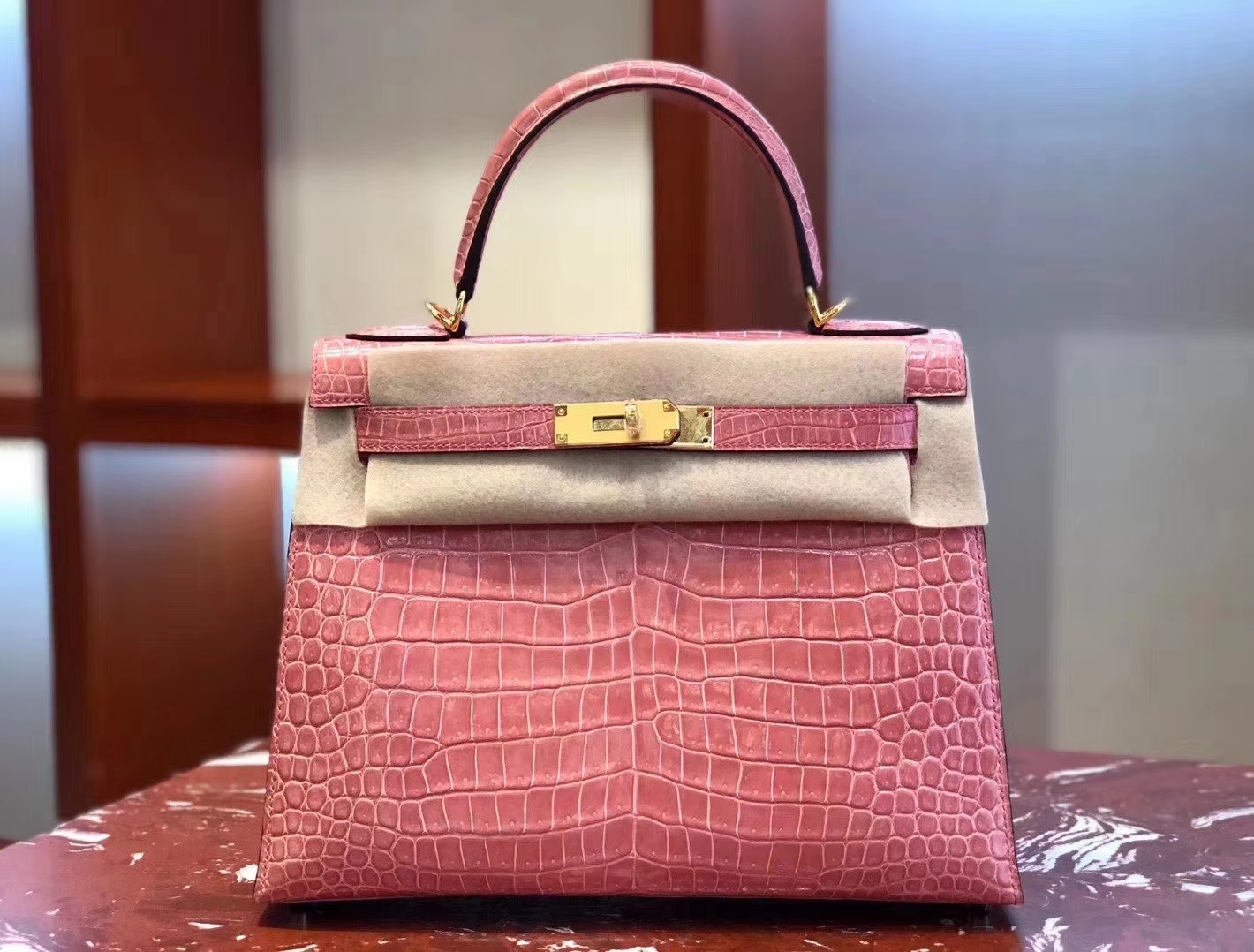 品牌:hermès(爱马仕);类别:kelly 凯莉包;颜色:蜜桃粉;材质:亮面